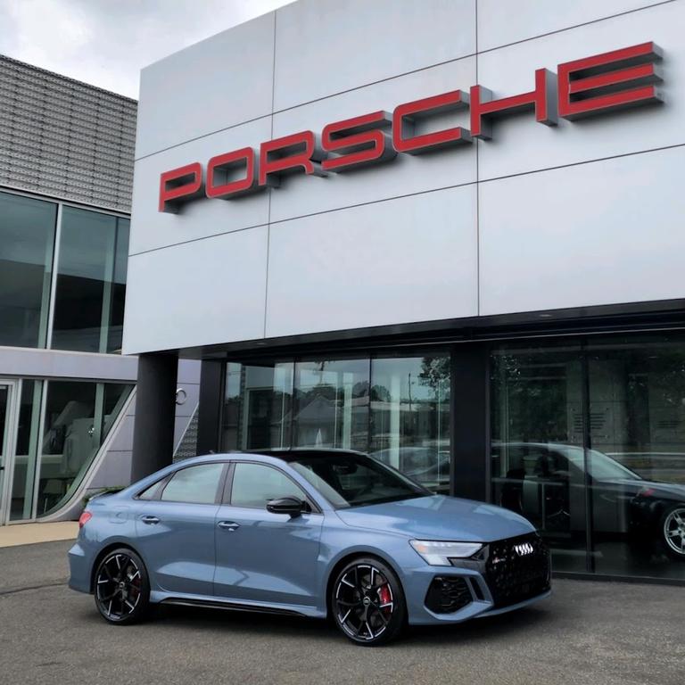 Dealership gallery photo 5